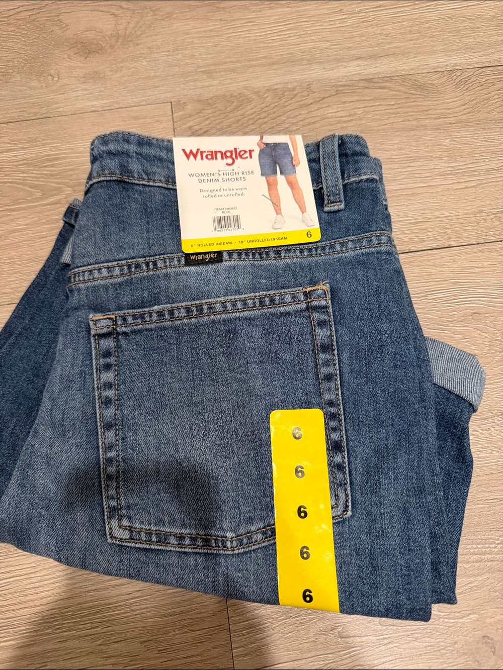 Wrangler women size 6 Blue Relaxed Fit Jeans
